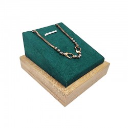 Support bijoux en bois et suédine vert émeraude pour pendentif