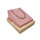 Support bijoux en bois et suédine rose pour pendentif