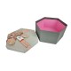 Petite boîte cadeaux hexagonale grise avec ruban rose doré 14x16x7cm