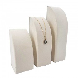 3 présentoirs rectangulaires en suédine beige pour chaîne et pendentif
