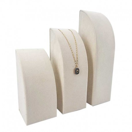 3 présentoirs rectangulaires en suédine beige pour chaîne et pendentif