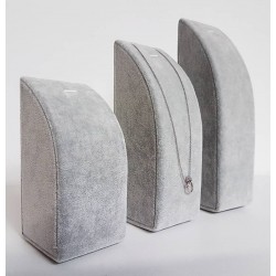 3 présentoirs rectangulaires en velours gris pour chaîne et pendentif