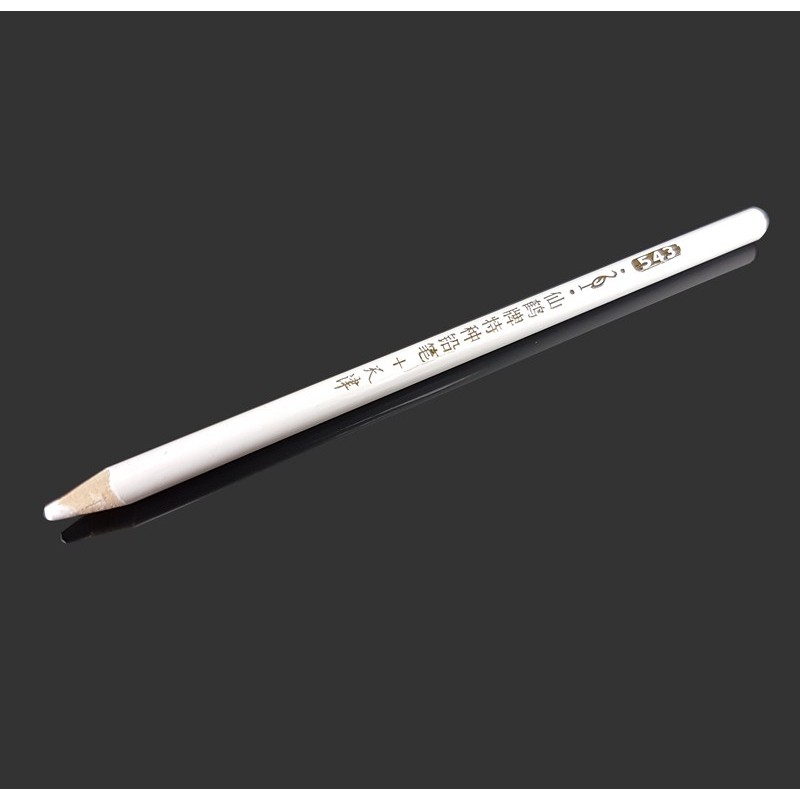 Crayon de bois blanc, crayon pour étiquette bois à surface noire.