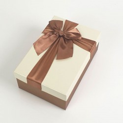 Boîte cadeaux de couleur marron noisette et écrue 20x13.5x8cm - 7736m