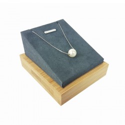 Support bijoux en bois et suédine grise pour pendentif - 9254