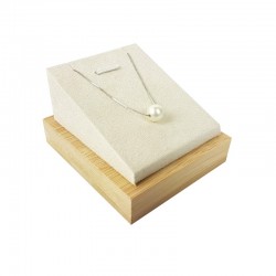 Support bijoux en bois et suédine beige pour pendentif