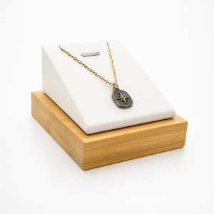 Support bijoux en bois et simili cuir blanc pour pendentif