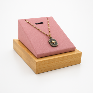 Support bijoux en bois et suédine rose pour pendentif