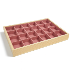 Bandeja de gemología con pequeños compartimentos de madera y tela rosa