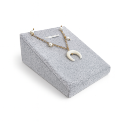 Soporte para joyas de terciopelo gris para colgante