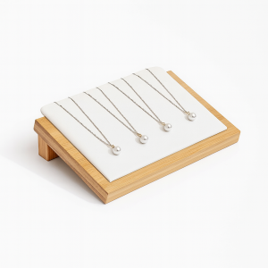 Petit plateau incliné pour chaînes en bois et simili cuir blanc