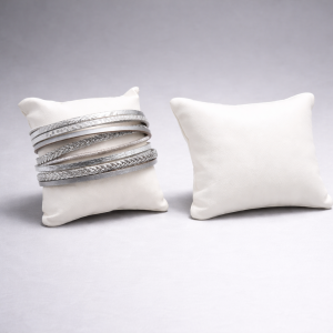 Petit coussin de présentation en simili cuir blanc 7x8cm