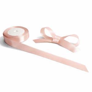 Bobine de ruban satiné en tissu de couleur rose poudré