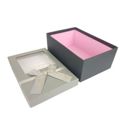 Caja de regalo con ventana en negro y gris 21x14x8 cm