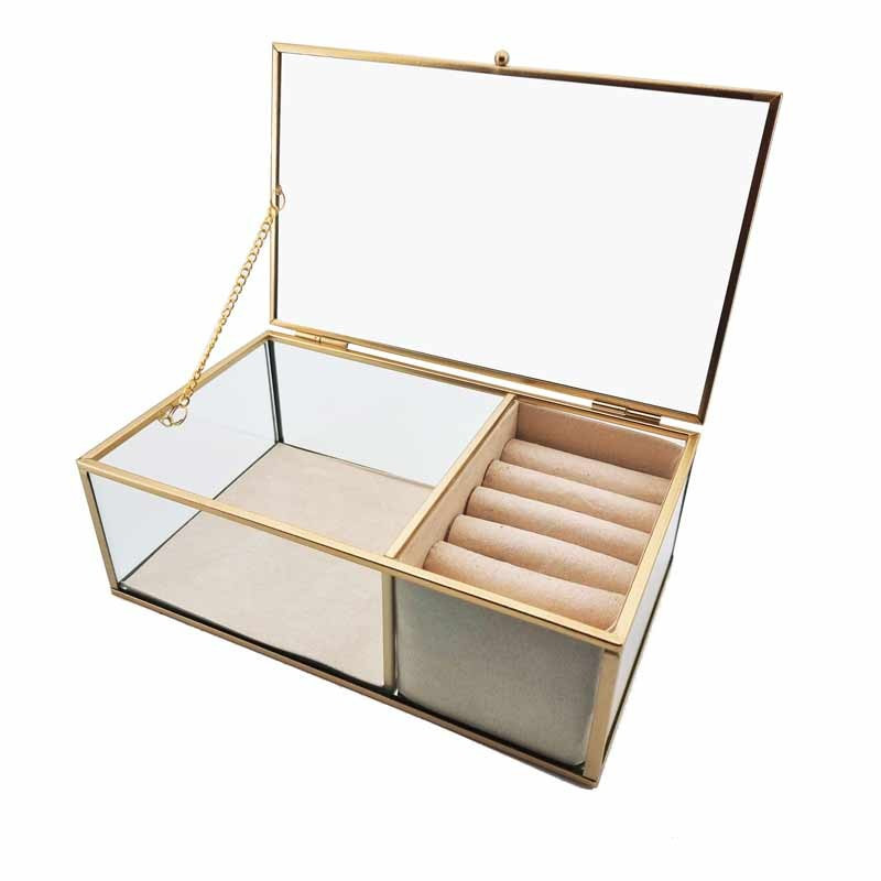 Caja para anillos de metal dorado y vidrio con fondo de ante beige crema