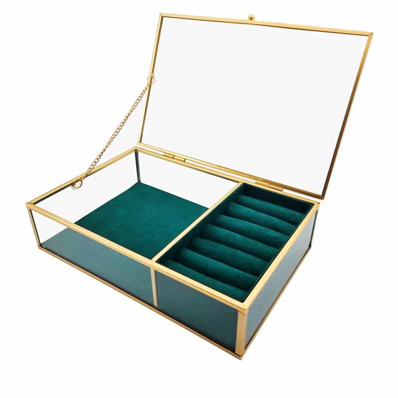 Caja para joyas de metal dorado y vidrio con fondo de ante verde esmeralda