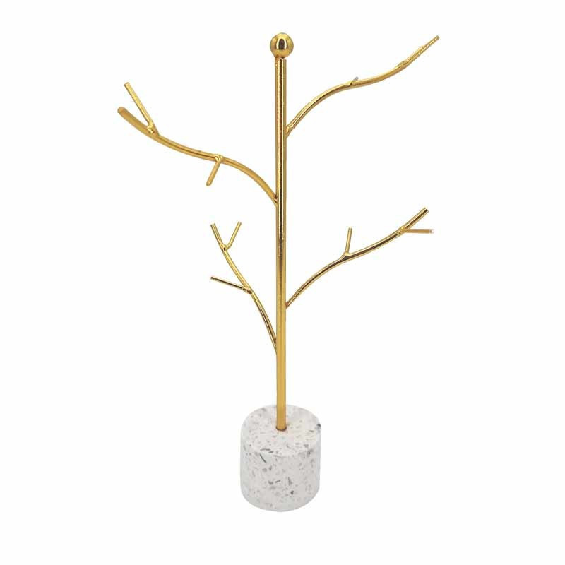 Árbol de joyas de metal dorado sobre base redonda con efecto terrazo