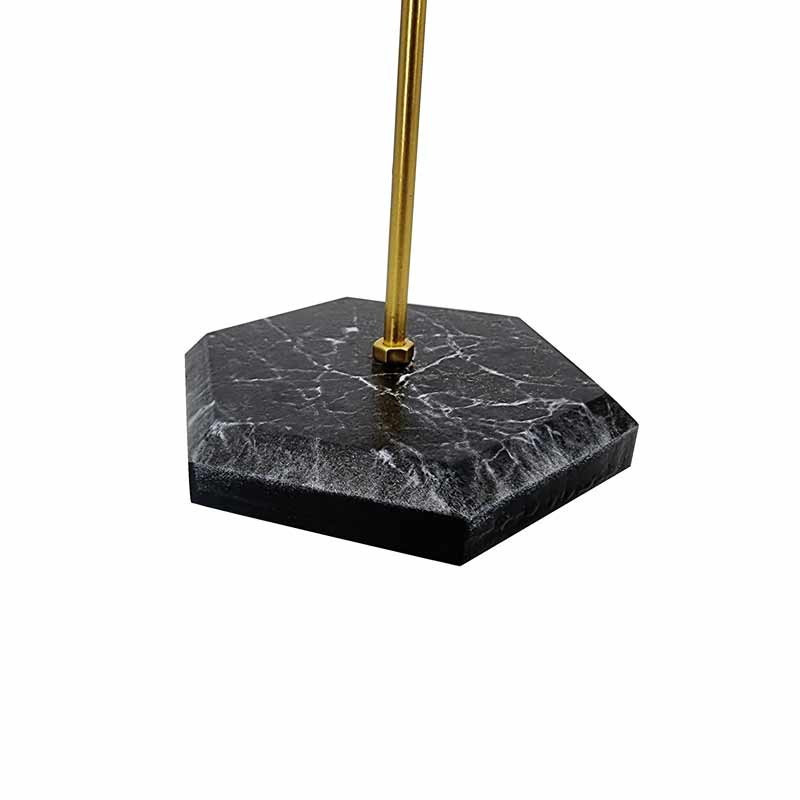 Porte bijoux en métal doré en forme de T sur socle effet marbré noir