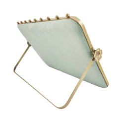 Gran soporte para collares inclinado de metal dorado y terciopelo bicolor verde almendra y verde oscuro