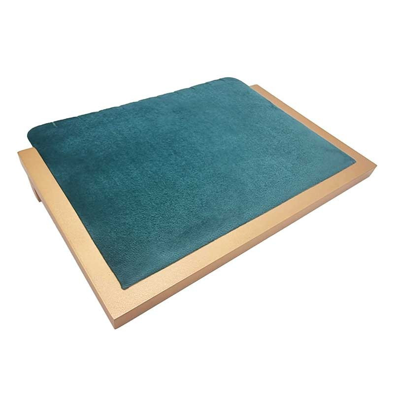 Plateau incliné pour chaînes en bois doré et velours bleu canard