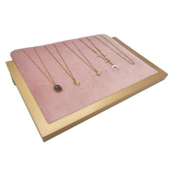 Bandeja inclinada para collares de madera dorada y terciopelo rosa empolvado