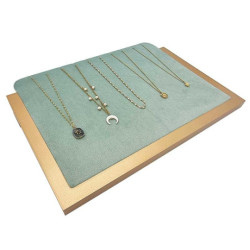 Bandeja inclinada para collares de madera dorada y terciopelo verde almendra