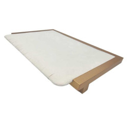 Bandeja inclinada para collares de madera dorada y terciopelo crudo