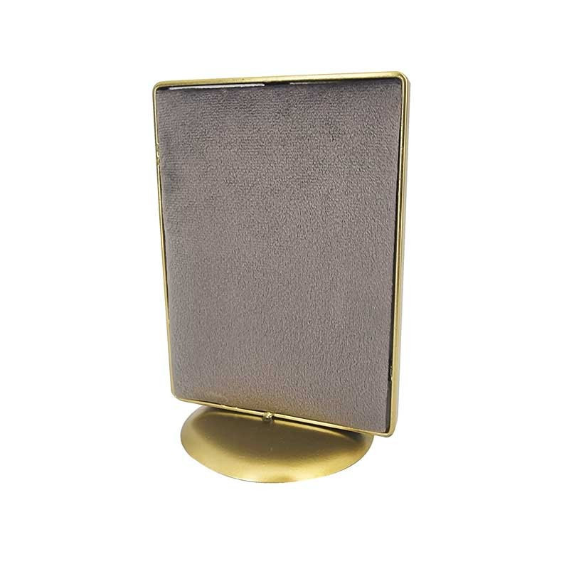 Petit porte bijoux en velours écru sur socle en métal doré
