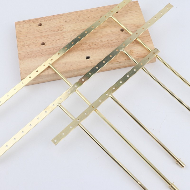 Grand porte boucles d'oreilles en forme de T en métal doré et en bois