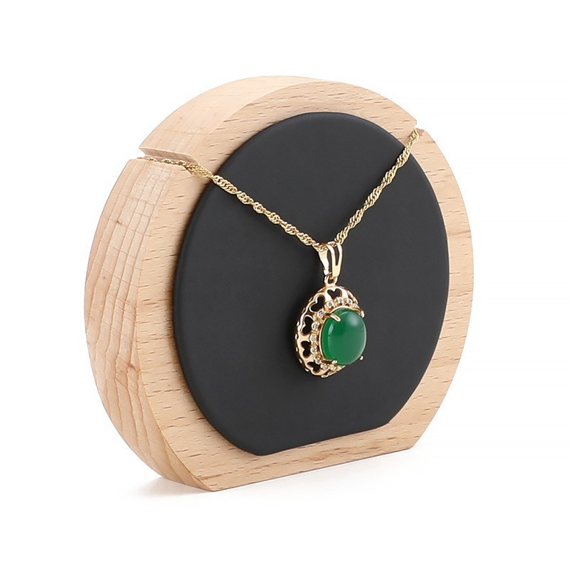 Pequeño soporte redondo para collares de madera y símil piel negra
