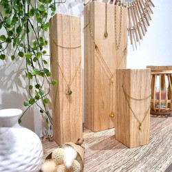 Expositor rectangular de madera para collares de 25 cm