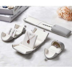 1 estuche de joyería de terciopelo gris perla para collar