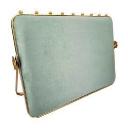 Gran soporte para collares inclinado de metal dorado y terciopelo bicolor verde almendra y verde oscuro