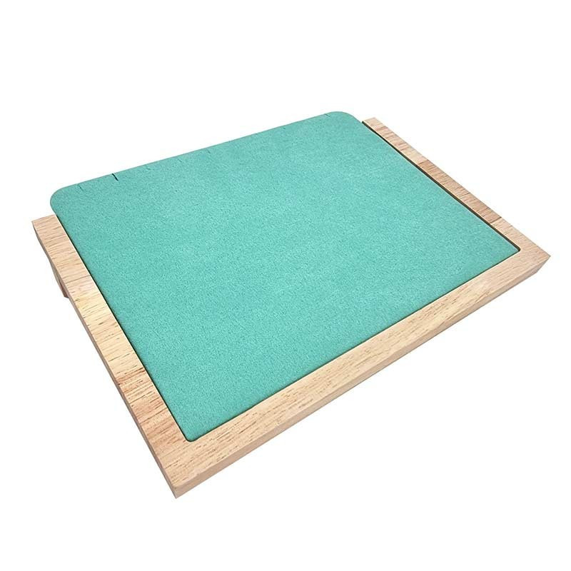 Pequeña bandeja inclinada «Riviera» – Soporte para cadenas de madera y ante verde laguna