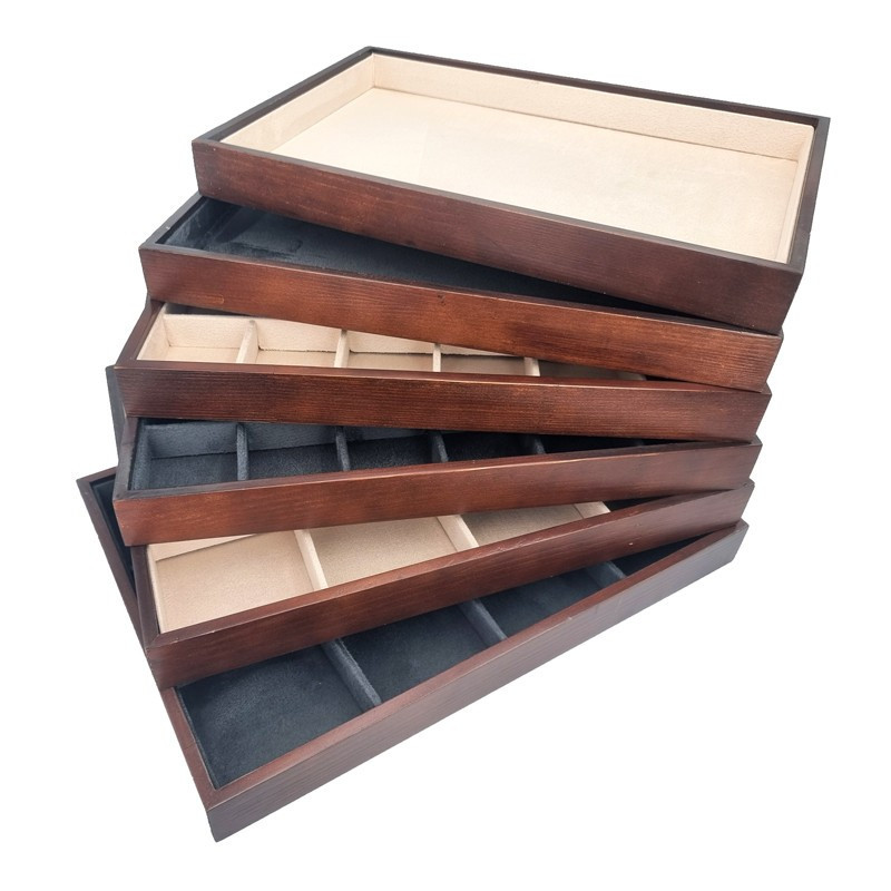 Plateau pour chaînes et colliers en bois foncé et suédine beige