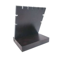 Pequeño expositor para joyas para cadenas de madera con acabado nogal y ante gris antracita