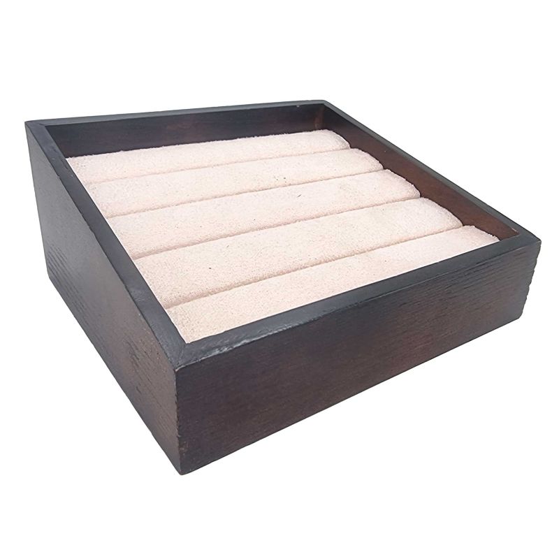 Pequeña bandeja inclinada de madera oscura y ante beige rosa para anillos