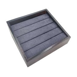 Pequeña bandeja inclinada de madera oscura y de ante gris para anillos