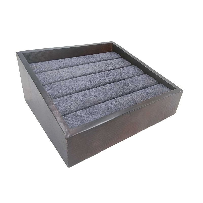 Pequeña bandeja inclinada de madera oscura y de ante gris para anillos