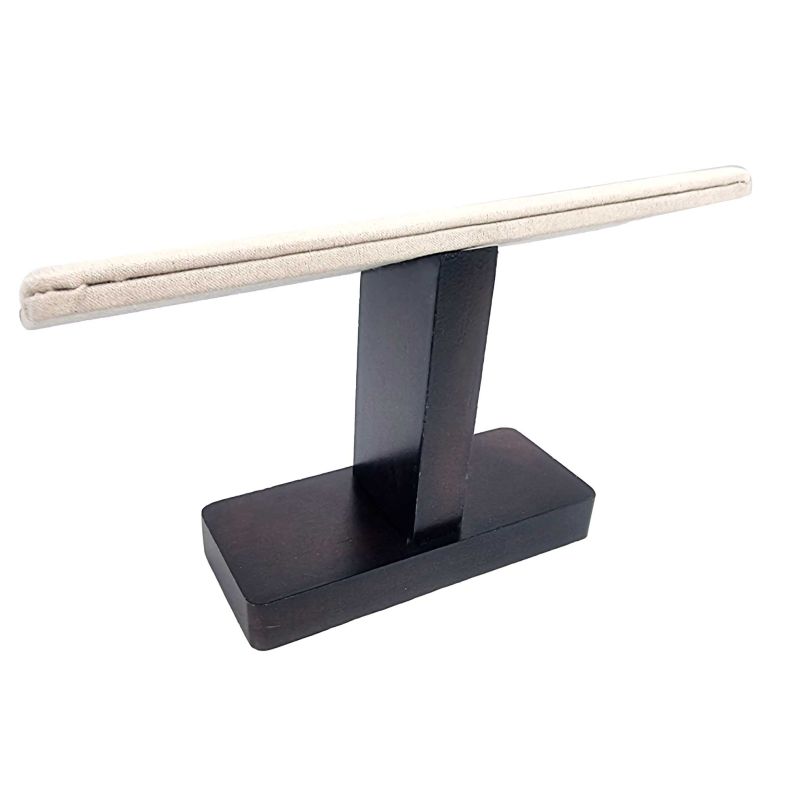 Porte bracelets incliné en bois foncé et suédine beige