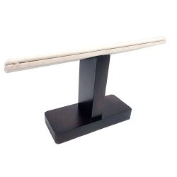 Soporte para pulseras inclinado de madera oscura y ante beige de lino