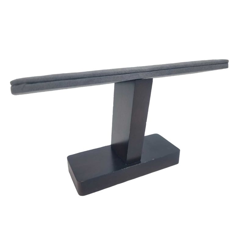 Porte bracelets incliné en bois foncé et suédine gris anthracite