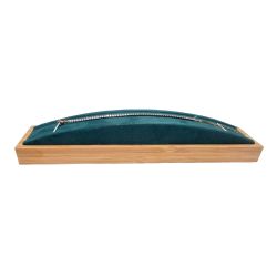 Soporte para pulsera abombado de madera de bambú y de ante verde esmeralda