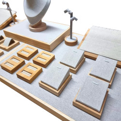 Gran juego de expositores para joyas para vitrina de algodón beige natural