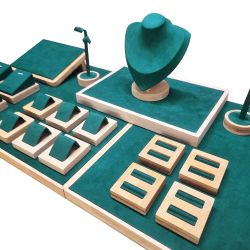 Gran conjunto de expositores para joyas para vitrina de ante verde esmeralda