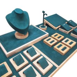 Gran conjunto de expositores para joyas para vitrina de ante verde esmeralda