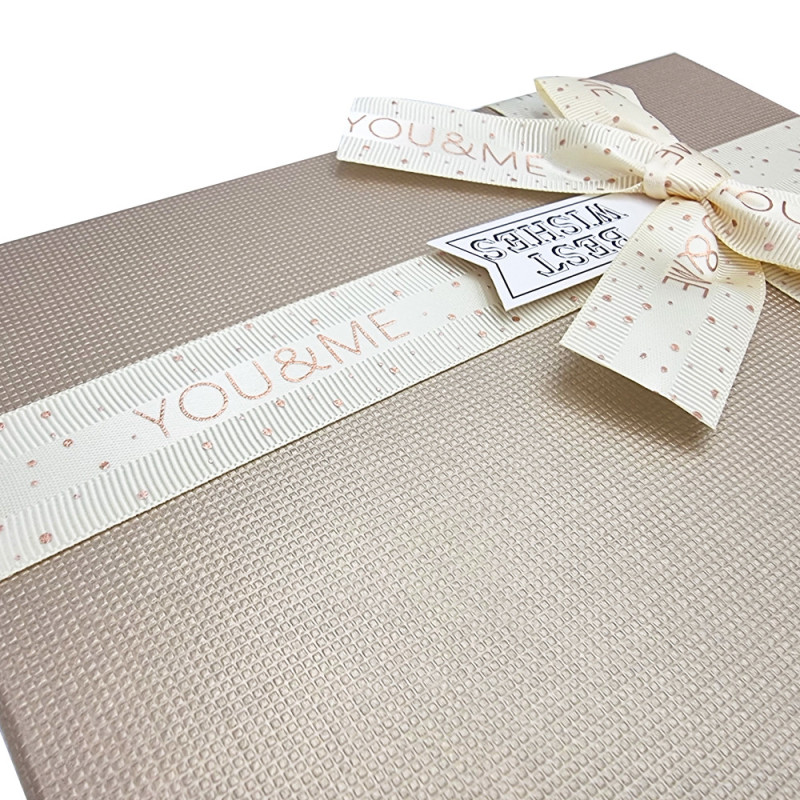 Caja de regalo grande bicolor con tapa iridiscente dorada de cartón grueso