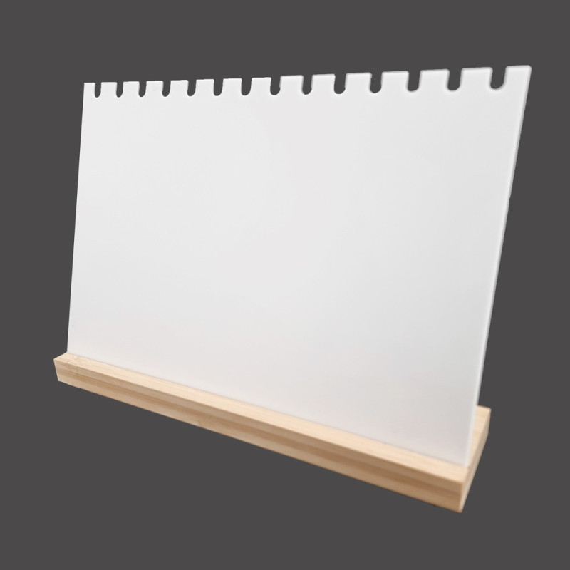 Expositor horizontal para collares de metacrilato blanco sobre base de madera