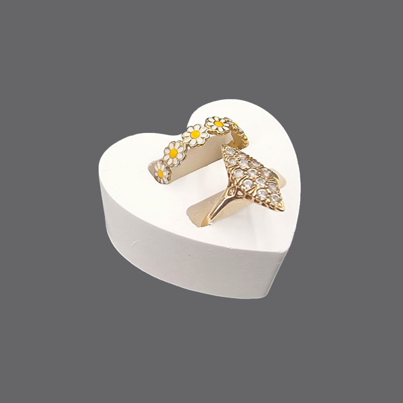Pequeño expositor para 2 anillos con forma de corazón