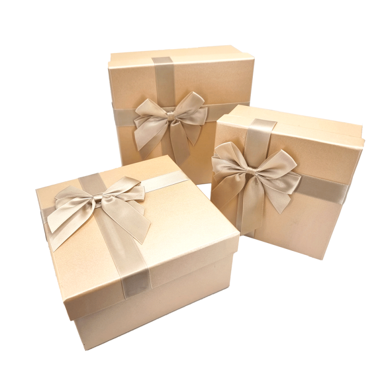Elegante caja de regalo naranja melocotón iridiscente con lazo de raso dorado